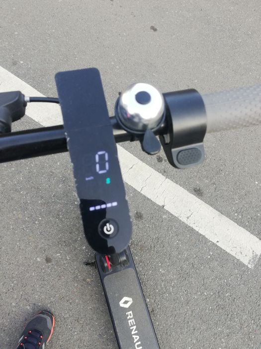 Vând trotineta Renault.