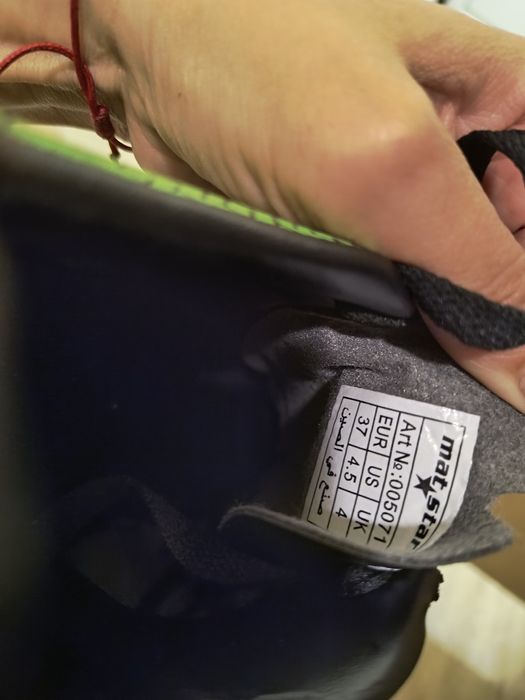 Чисто нови футболни бутонки mat star