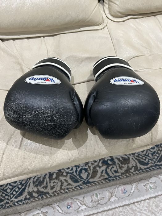 Бокс перчатки .