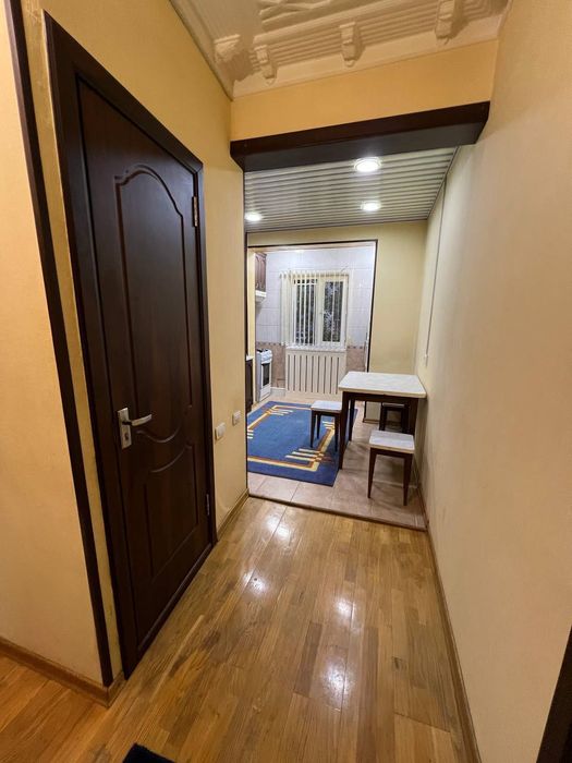 Ойбек метро 2-комнатная 1-этаж 5-этажный дом