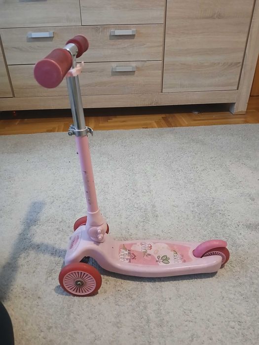 Trotineta 2-3 ani fetite roz cu 2 roti in fata pentru un echilibru bun