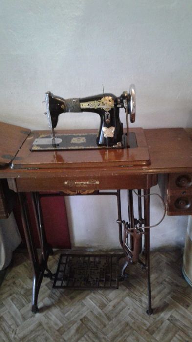 Машинка  швейная  ножная на  чугунном основании