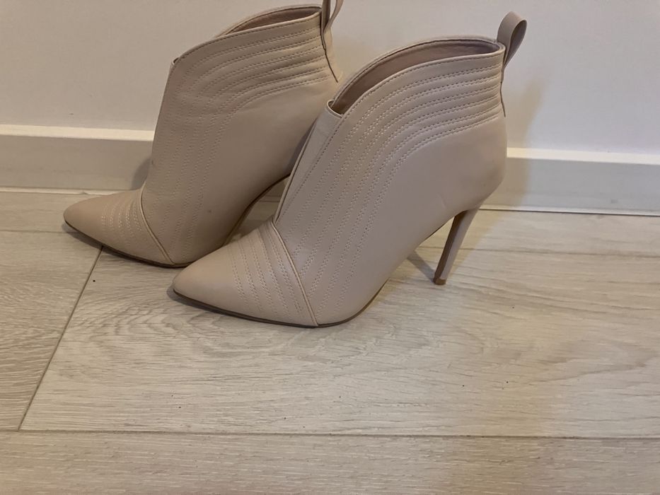 Дамски боти, нуд