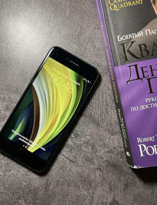 Телефон iPhone SE2020