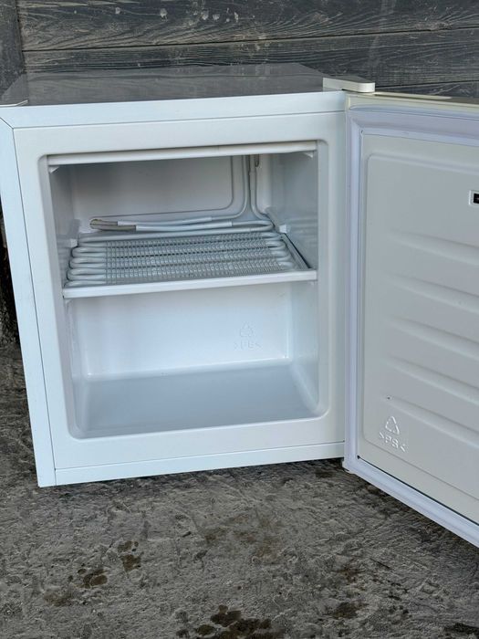 Малък вертикален фризер