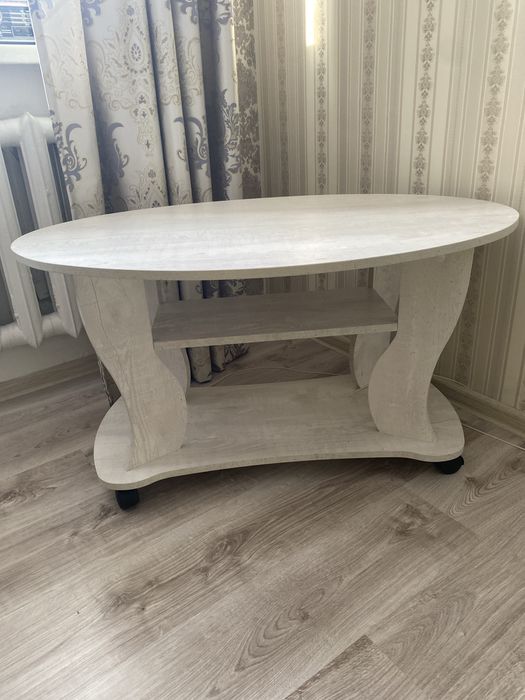 продам письменнный столик на колесах