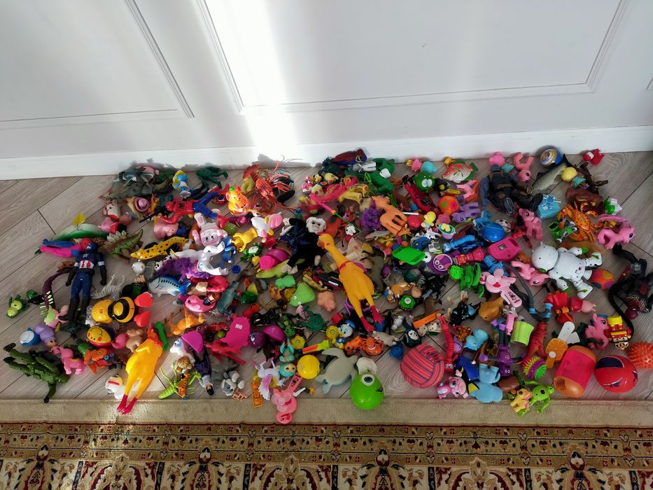 Герой мультиков много разных для детей..