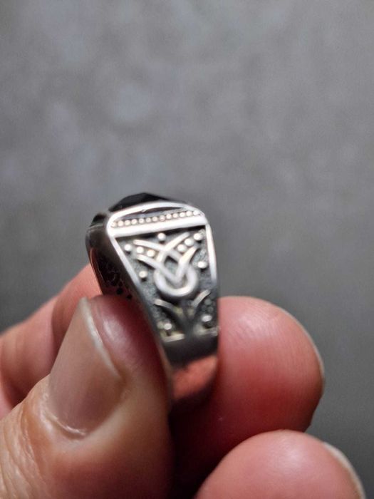 печатка серебряная мужская с камнем