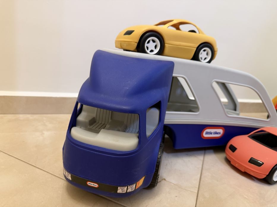 Автовоз с две коли на Little tikes