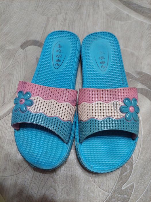 Продам кроксы и сланцы