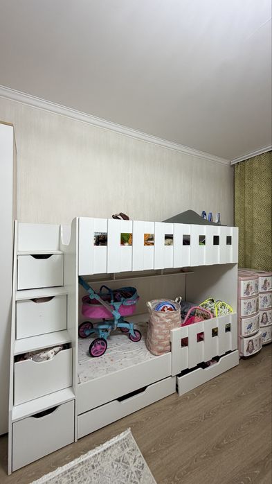 Продам детскую кровать с матрацами