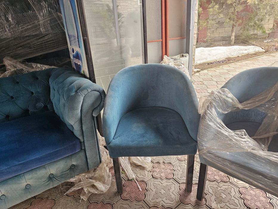 Диван в комплекте