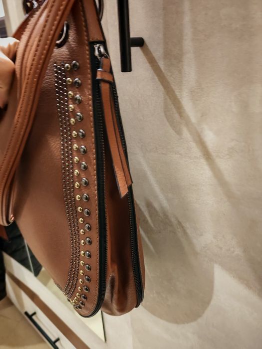 Чисто новадамска чанта с капси