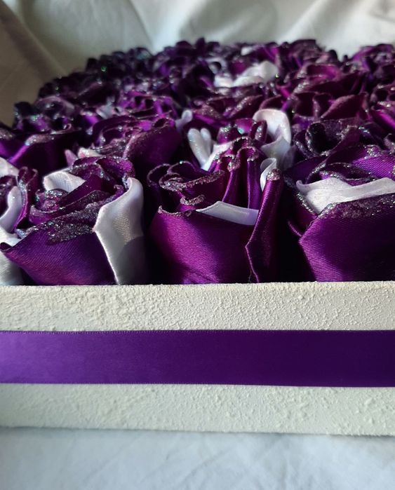 Цветы из атласной ленты ручной работы в подарочной коробке