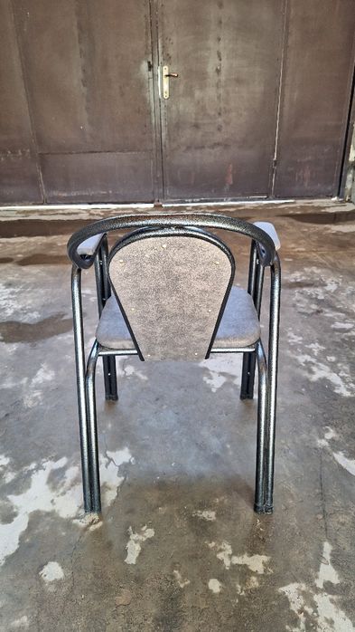 Stullar hovli uchun juda baquvvat