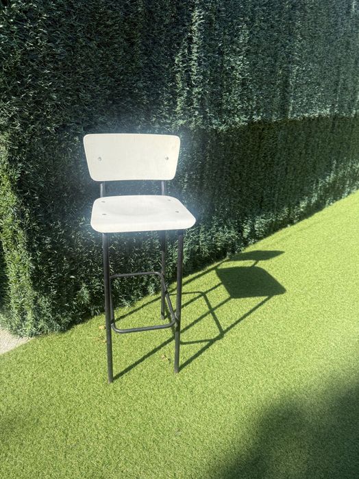Столове с метална конструкция и дърво