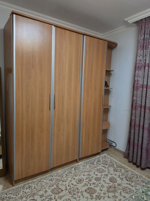 Кровать без матраса, шкаф, комод, диван