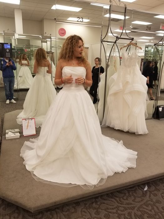 Vera Wang (Вера Уонг) уникална дизайнерска сватбена рокля с шлейф