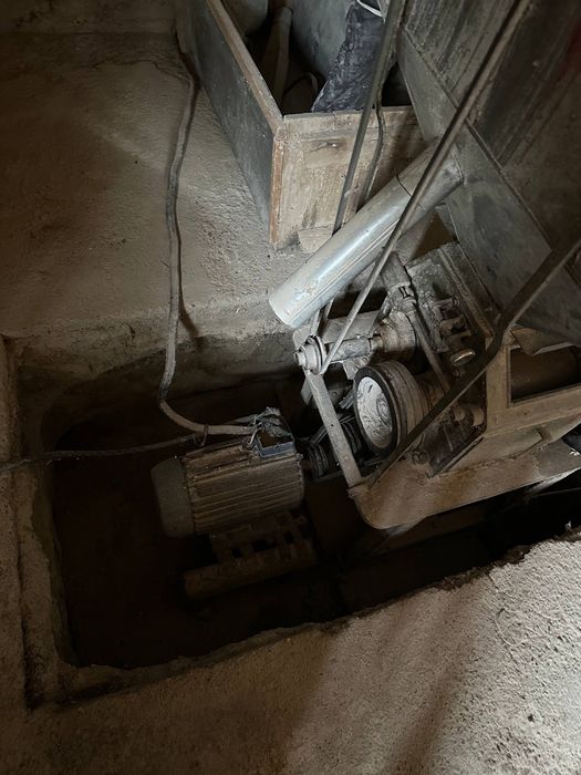 Tegirmon Sotiladi Holati zo’r uyda yigʻilgan turibdi koʻrsatib berilad