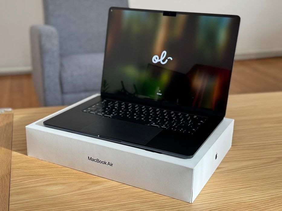 MacBook Air 15”  2023 cu procesor Apple M2, culoare Midnight