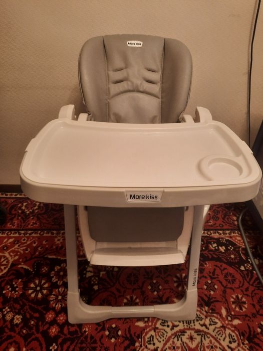 Столик для кормления детский. В отличном состоянии.