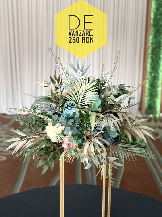 Decoratiuni sala evenimente, panou foto intrare, aranjamente florale