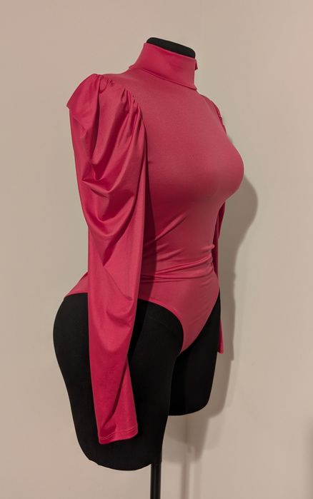 Body roz intens cu umeri structurați – piesă de impact