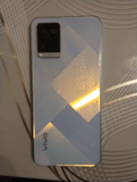 Продам телефон vivo y21