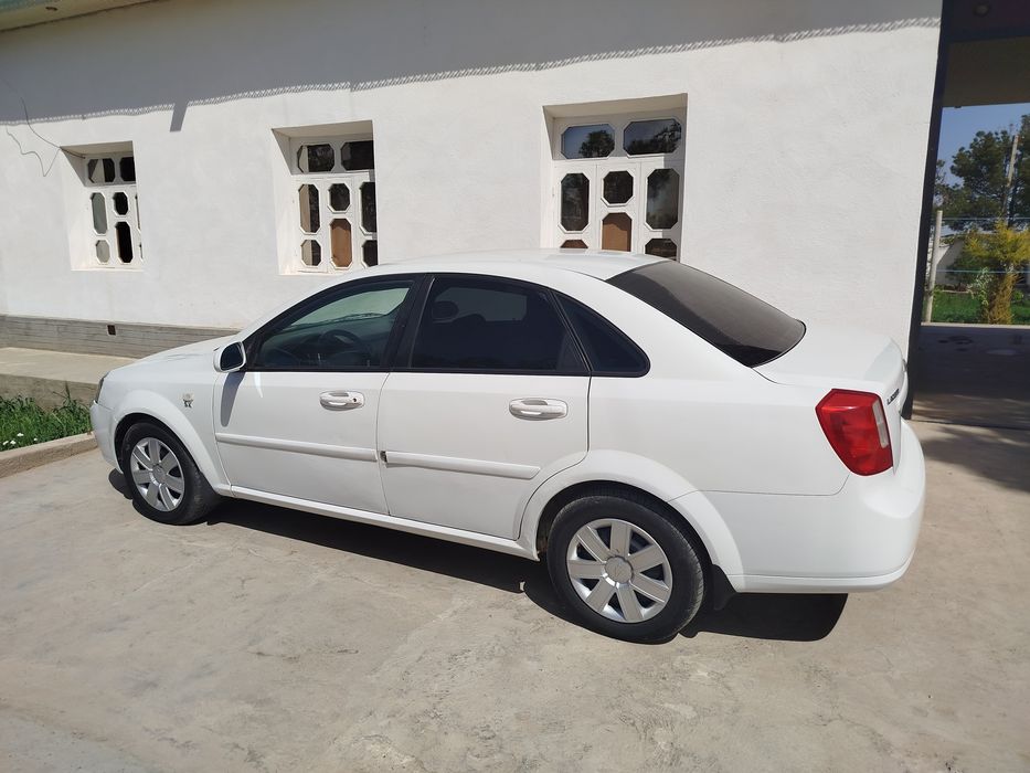 Lasetti 1.8 sotiladi.