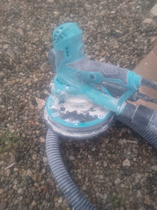 Vand  scule toate la același preț