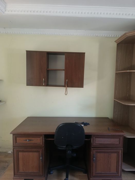 Письменный стол.