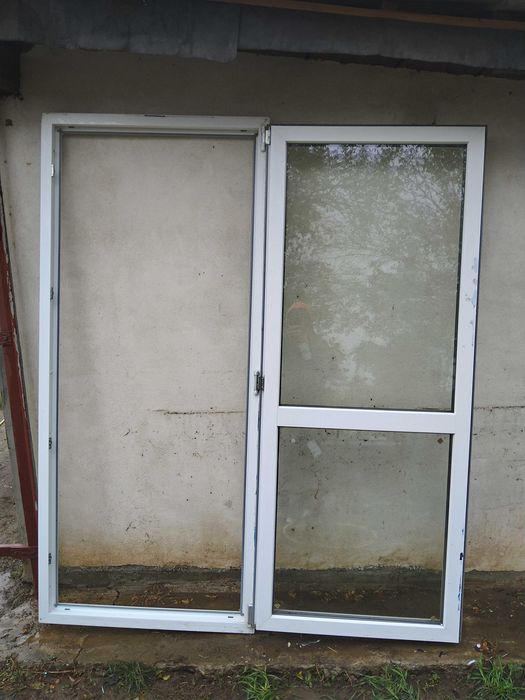 Ușă termopan albă cu două geamuri