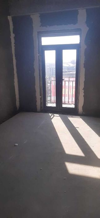 2 xonali balkoni bilan 63.6 kv.m.li karobka uy sotiladi