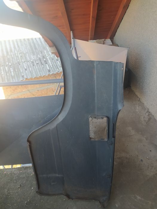 Продавам врата калник и задна престилка за автомобил лада 2104