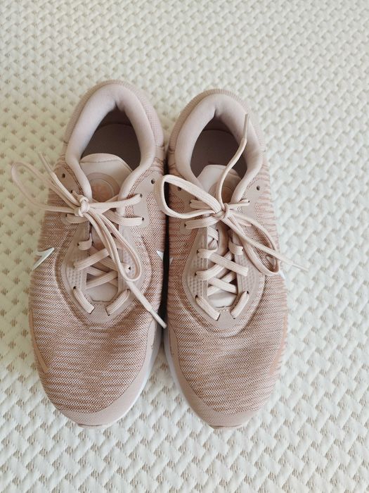 Маратонки NIKE нови