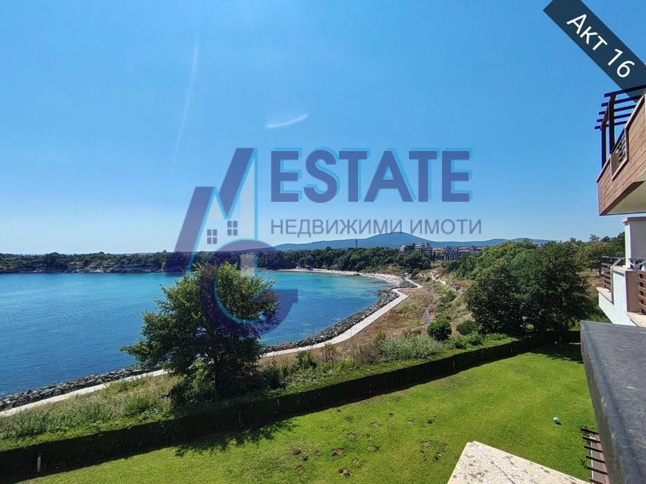 Фронтална гледка море. Първа линия море. Тристаен апартамент в гр.