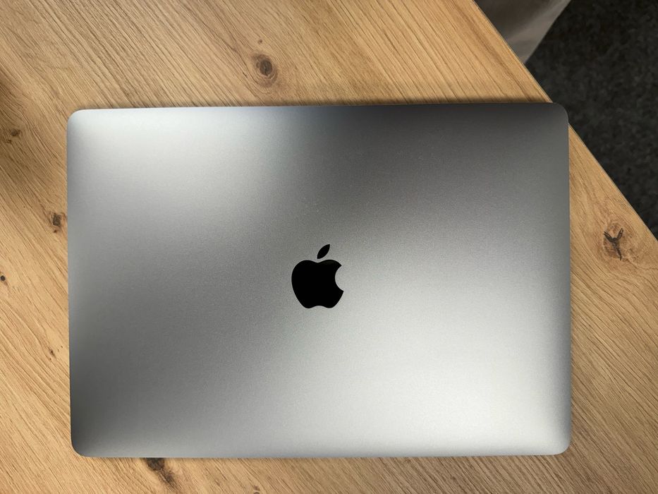 MacBook Pro 13-inch, 2019, Retina IRIS Plus, Touch Bar - Перфектен