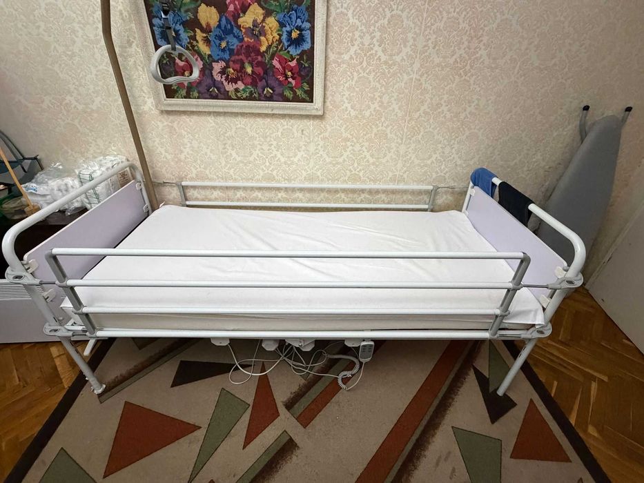 Електрическо медицинско леглос дистанционно управление - много добро състояние.