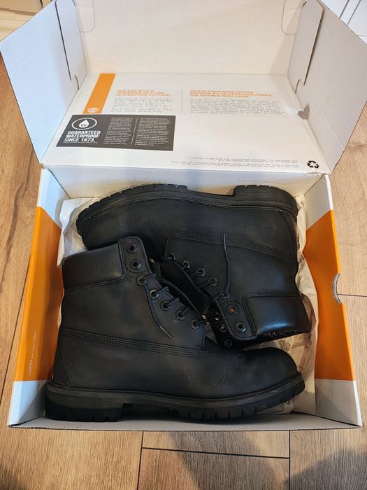 ghete sunt modelul Timberland 6-Inch Premium, realizate din piele neagră