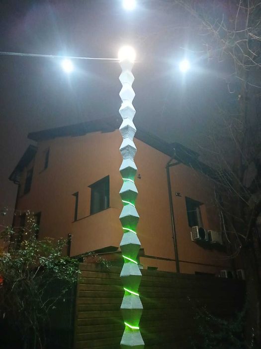 Coloana Infinitului – Stâlp de lumină sculptural, inspirație Brâncuși