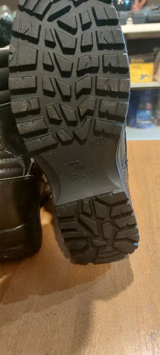 Продам берцы зимние размер 38.