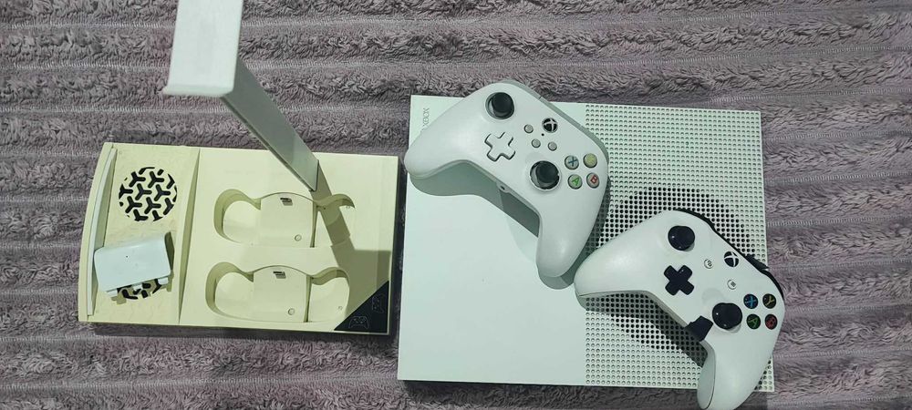 Xbox One S 1tb с два джойстика и игри