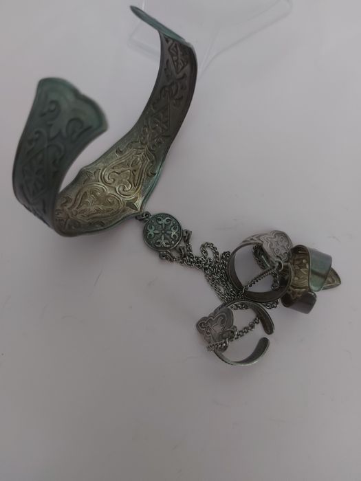 Браслет с кольцами