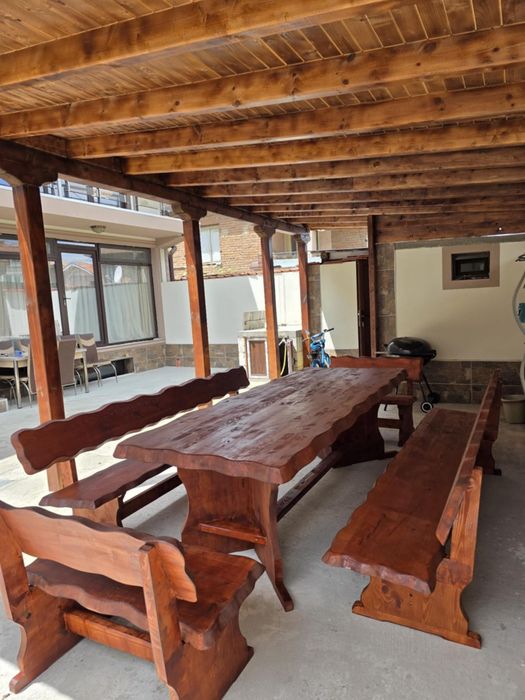 Маса и пейки жив ръб