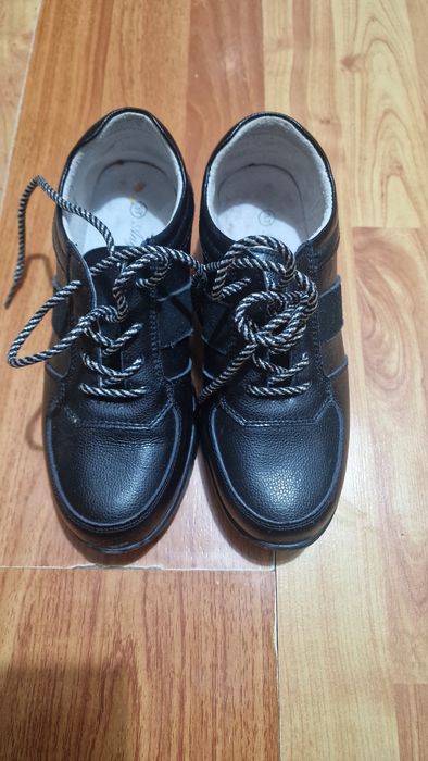 Ghete negre din piele – mărimea 37