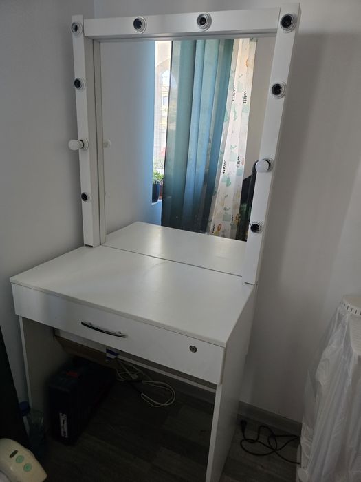 Masa de machiaj in bune conditii