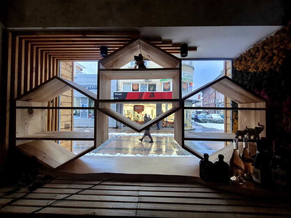 Островни и декоративни стелажи дървени