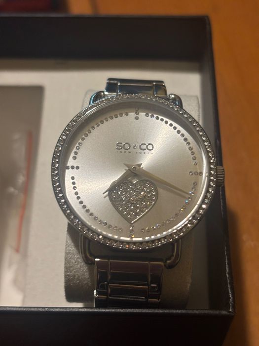 Дамски часовник с метална каишка