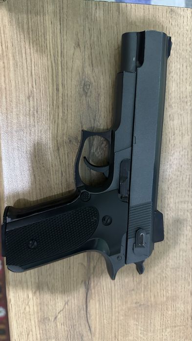 Pistolet (пистолет)