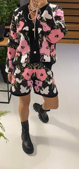 Vând compleu pantaloni scurți și jerseu